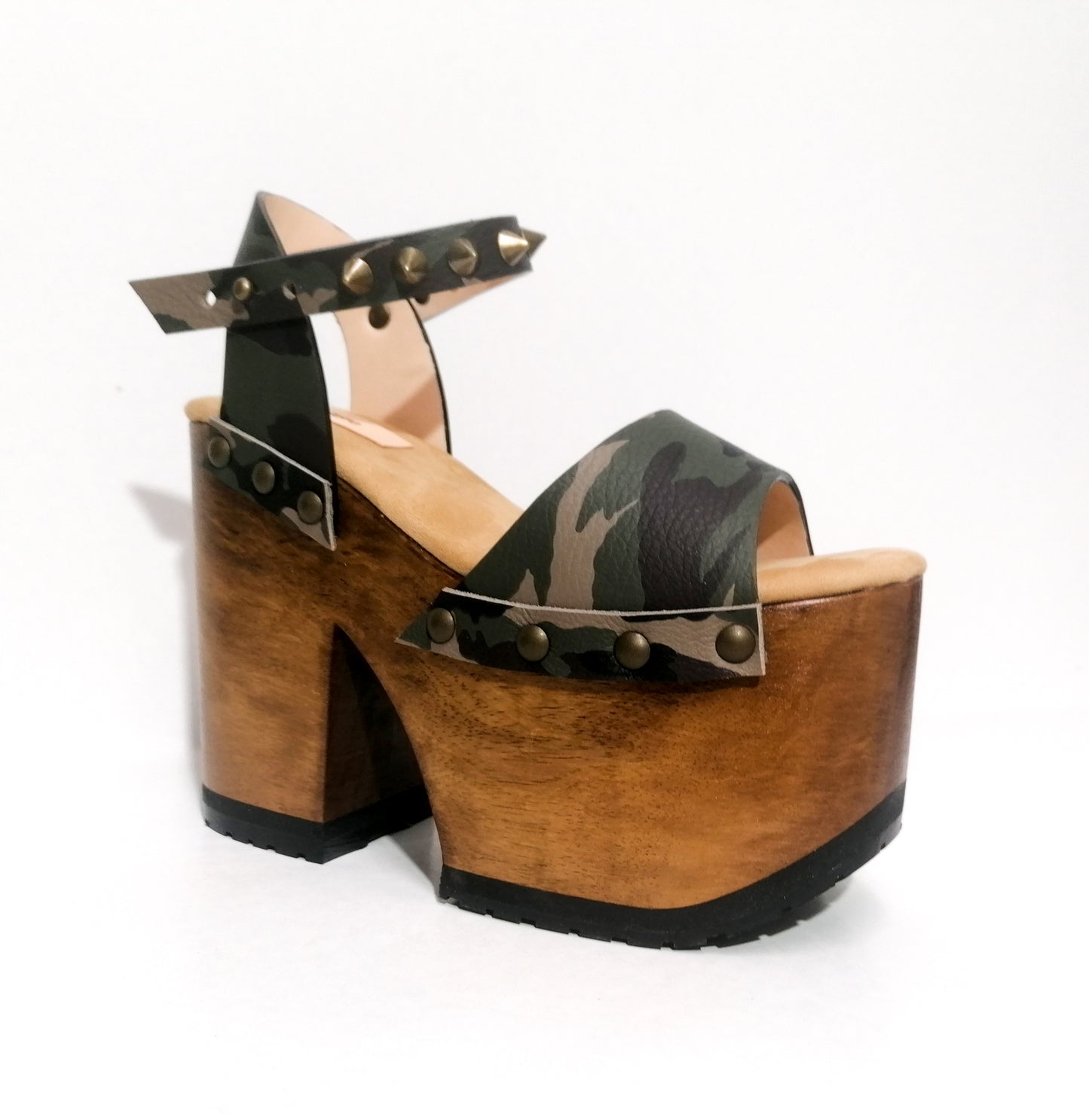 70's style platform clog sandal. Platform sandal handmade in military leather. Super high wooden heel military style. Sizes 34 to 47. High quality handmade leather shoes by sol Caleyo. Sustainable fashion.