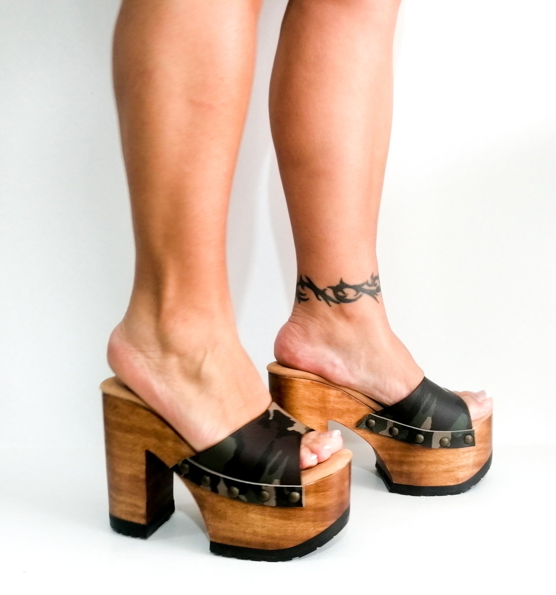 Military leather sandal peep toe style. Platform sandal with super high wooden heel. Clog sandal 70's style. Sizes 34 to 47. High quality handmade leather shoes by sol Caleyo. Sustainable fashion.