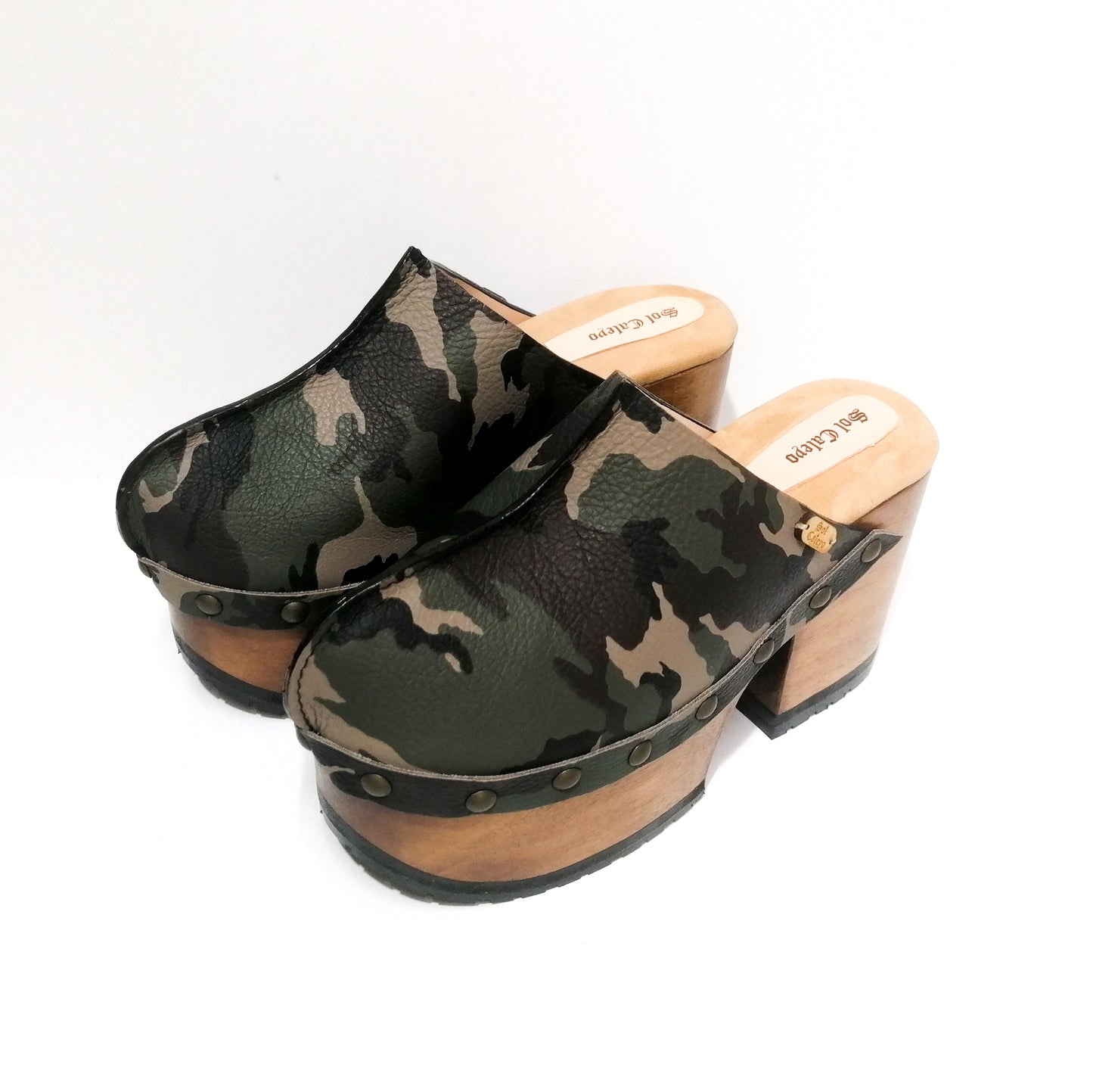 Military leather clogs. Leather clogs with wooden heel. Vintage style platform clogs. Sizes 34 to 47. Handmade leather shoes of excellent quality by Sol Caleyo. 