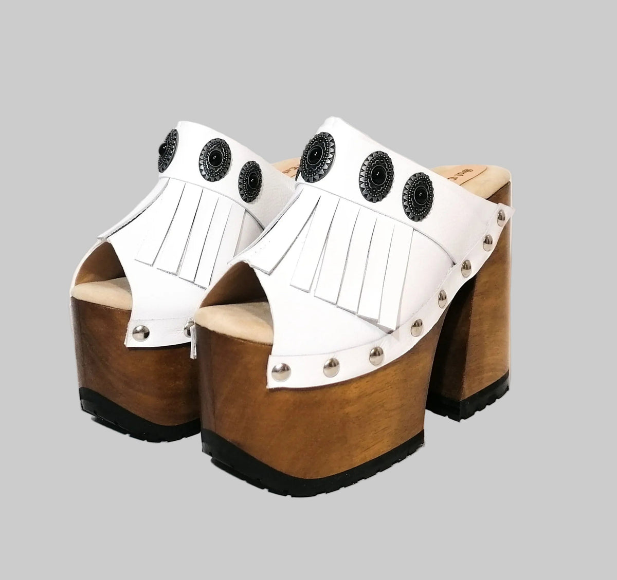 White boho sandals on a 14 cm wooden heel, ready in 20 to 30 days